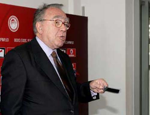 Στην κοπή της πρωτοχρονιάτικης πίτας