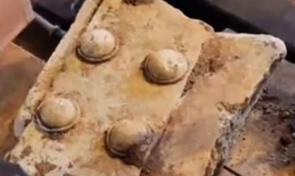 Αμφίπολη: Βρέθηκαν άλλα 2 κομμάτια από τη μαρμάρινη πόρτα του 3ου θαλάμου