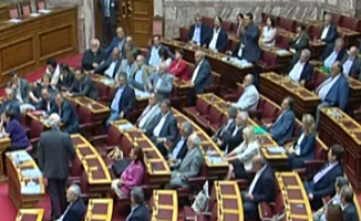 Κόντρα Κακλαμάνη – Τσίπρα στη Βουλή για τα επεισόδια