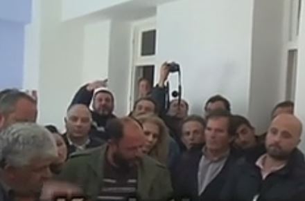 «Εισβολή» αγροτών στα γραφεία του ΣΥΡΙΖΑ Κορινθίας