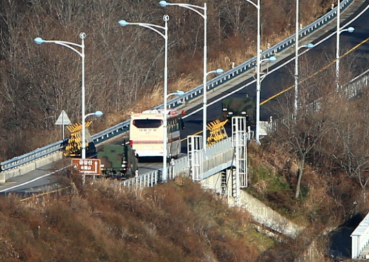 Η Νότια και η Βόρεια Κορέα εγκαινίασαν το έργο οδικής και σιδηροδρομικής διασύνδεσής τους