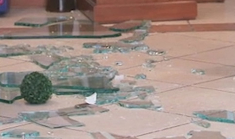 Με πυροβολισμούς κουκουλοφόροι «άδειασαν» κοσμηματοπωλείο