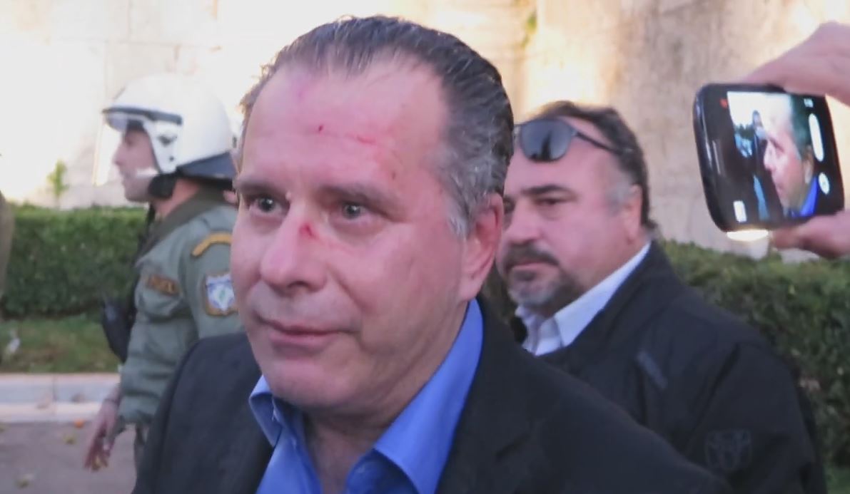Επίθεση από ακροδεξιούς δέχτηκε ο Γιώργος Κουμουτσάκος στο Σύνταγμα