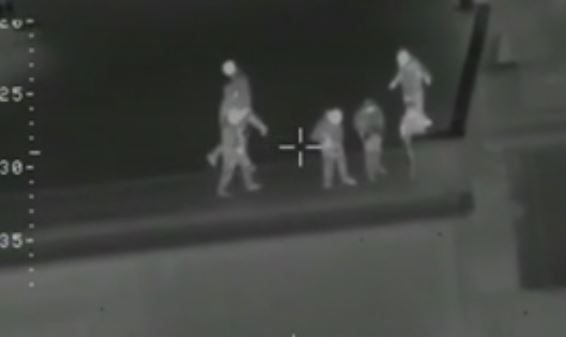 Βίντεο από ελικόπτερο της αστυνομίας δείχνει «ακροβολισμένα» άτομα