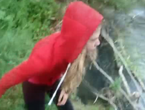 Σοκ προκαλεί βίντεο στο διαδίκτυο με μία νεαρή να πετάει ζωντανά κουτάβια στο ποτάμι
