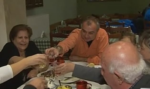 Η κυβέρνηση εξετάζει φόρο στο κρασί