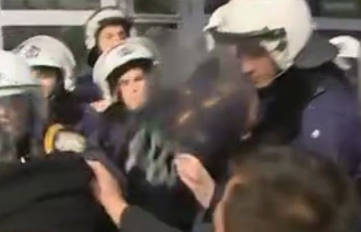 Ένταση στη συγκέντρωση κτηνοτρόφων έξω από τον ΟΠΕΚΕΠΕ