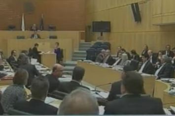 Στην κυπριακή Βουλή μνημόνιο και δανειακή σύμβαση