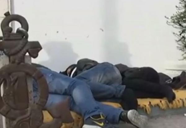 Κως: Εκατοντάδες μετανάστες στοιβαγμένοι σε Λιμεναρχείο και Αστυνομικό Τμήμα