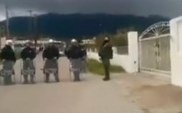 Συμπλοκές ΜΑΤ και πολιτών έξω από κλειστό στρατόπεδο στην Κω