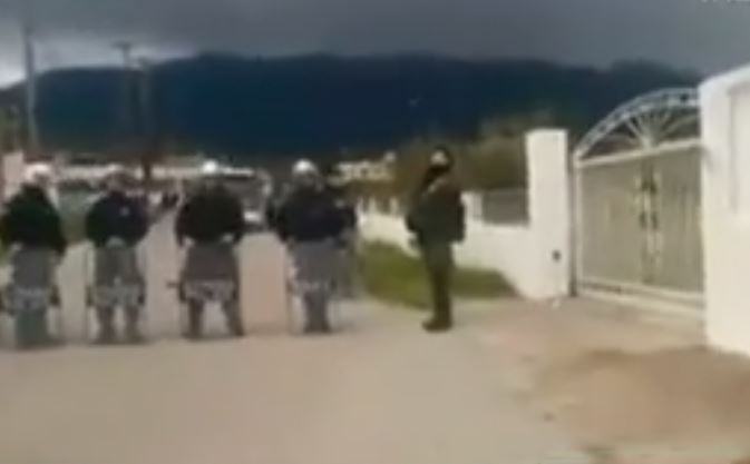 Συμπλοκές ΜΑΤ και πολιτών έξω από κλειστό στρατόπεδο στην Κω