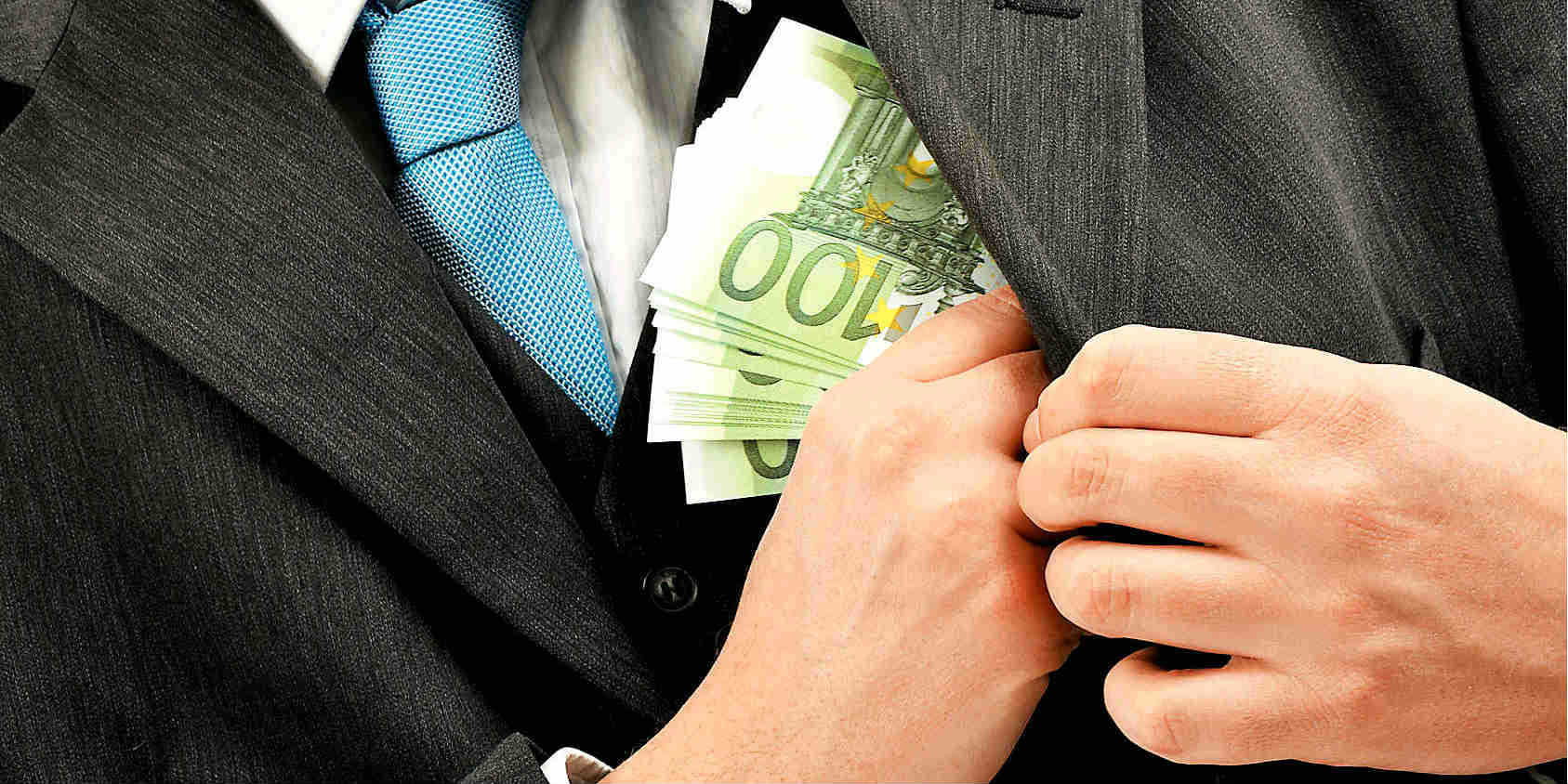 Σάλος στην Κύπρο για δάνεια που χαρίστηκαν σε πολιτικούς