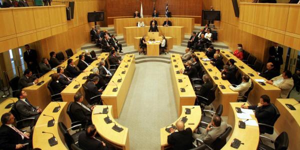 Με οριακή πλειοψηφία πέρασε από την κυπριακή Βουλή το μνημόνιο