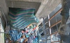 Εφοδοι σε πολικατοικίες που ζούν στοιβαγμένοι μετανάστες