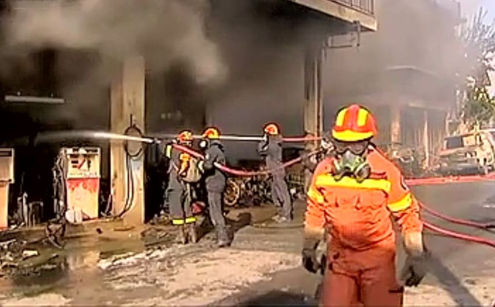 Λακωνία: Οι φλόγες μπήκαν στο κέντρο της Νεάπολης