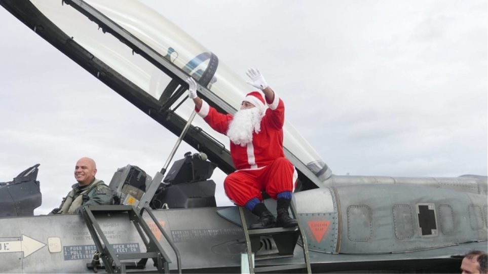Με αεροσκάφος της Πολεμικής Αεροπορίας προσγειώθηκε ο Άγιος Βασίλης