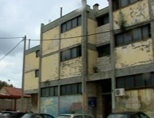 Άμεση εκκένωση κτιρίου στο Λαύριο όπου ζουν μετανάστες ζήτησε ο Ανδρ.Λοβέρδος