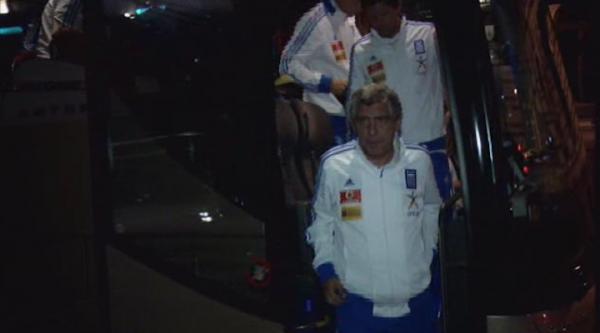 Η αποβίβαση της Εθνικής Ομάδας από το πούλμαν μετά την προπόνηση