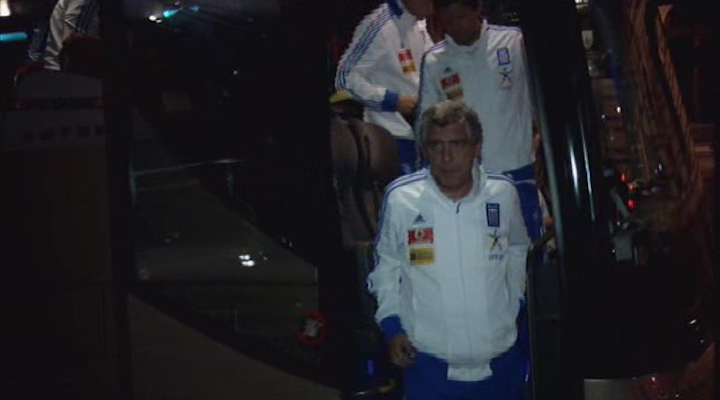 Η αποβίβαση της Εθνικής Ομάδας από το πούλμαν μετά την προπόνηση