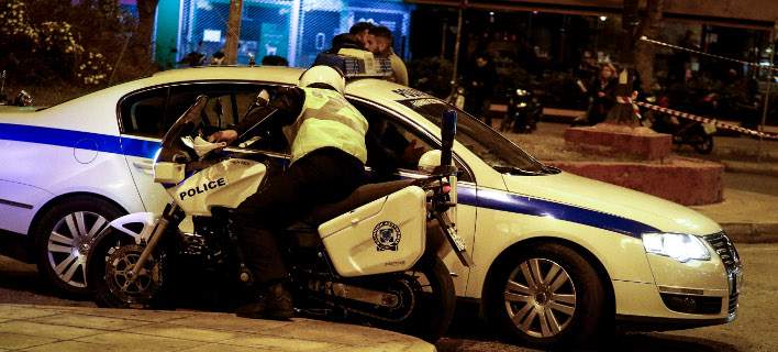 Με απειλή μαχαιριού άρπαξε 20 ευρώ από ψιλικατζίδικο