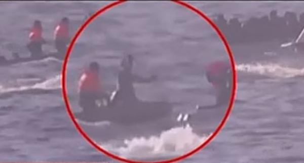 Βιντεο ντοκουμέντο: Τουρκοι λιμενικοί χτυπούν με κοντάρια βάρκα με πρόσφυγες