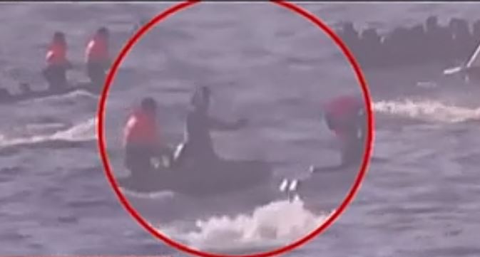 Βιντεο ντοκουμέντο: Τουρκοι λιμενικοί χτυπούν με κοντάρια βάρκα με πρόσφυγες