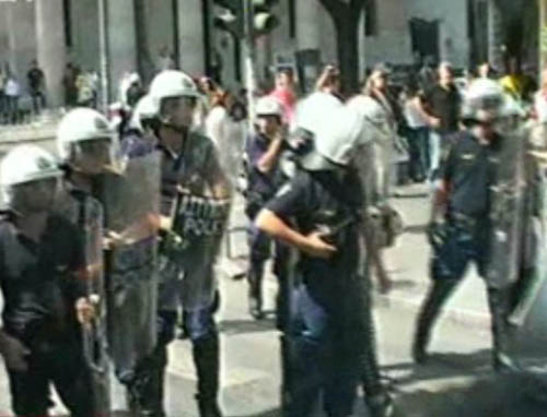 Αστυνομικοί απώθησαν διαδηλωτές έξω από το λιμάνι στη Θεσσαλονίκη