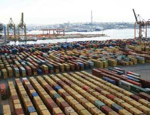 Με φόντο το κλειστό Λιμάνι