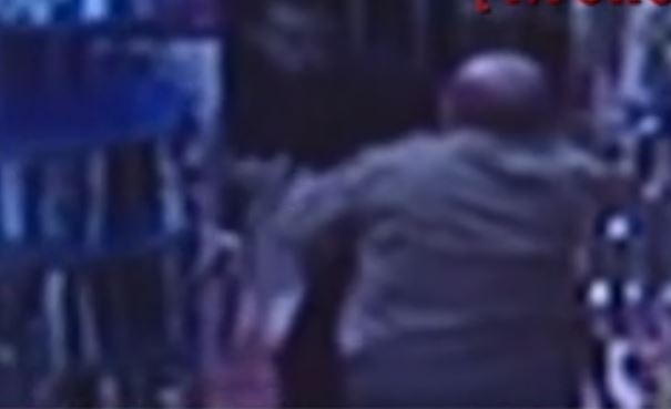 Καρέ καρέ η απόπειρα ληστείας σε ψιλικατζίδικο στην Καλλιθέα