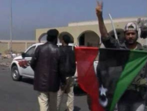 Οι αντάρτες κατευθύνονται προς τη γενέτειρα του Καντάφι