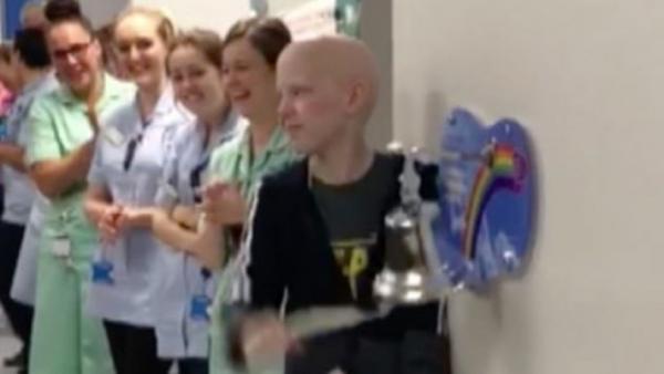 Γιατροί και νοσηλευτές αποθεώνουν 13χρονο που νίκησε τον καρκίνο