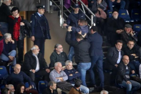 Οι «πραιτωριανοί» του ΣΥΡΙΖΑ, οι έλεγχοι για τη σημαία και η καθεστωτική νοοτροπία