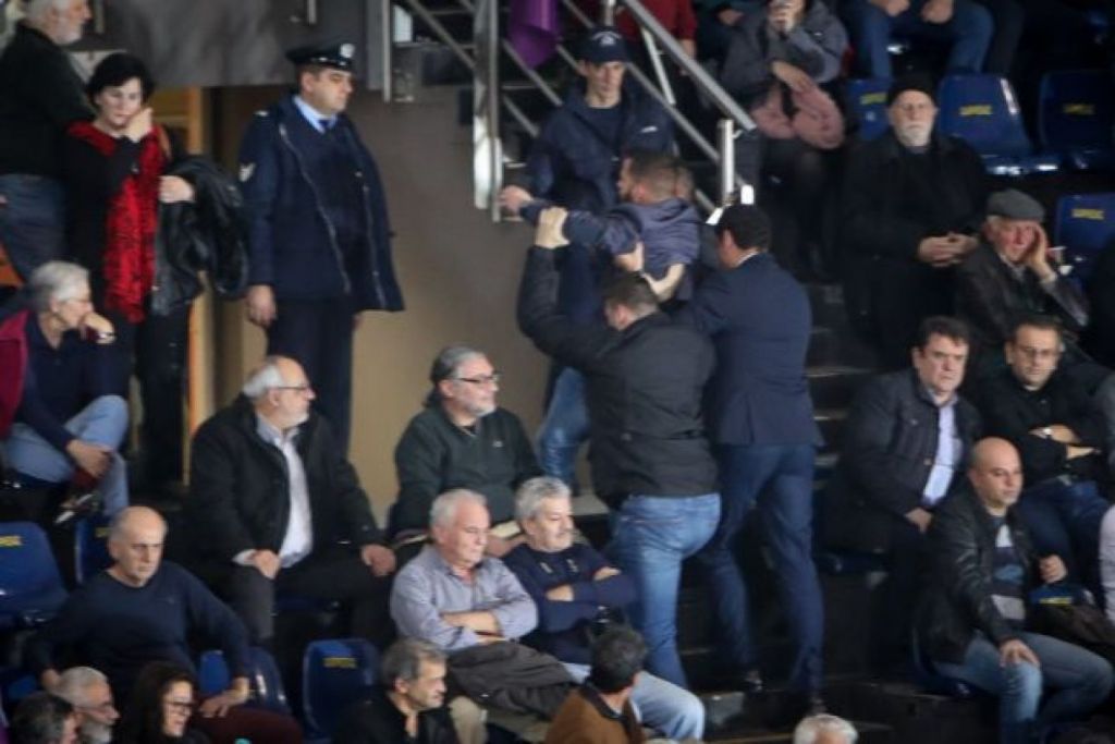 Οι «πραιτωριανοί» του ΣΥΡΙΖΑ, οι έλεγχοι για τη σημαία και η καθεστωτική νοοτροπία