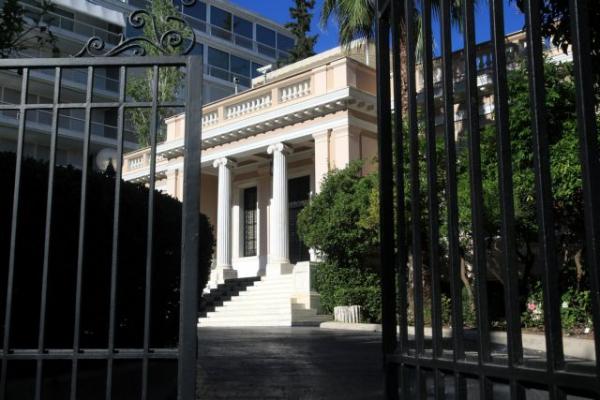 Κόσμος πάει κι έρχεται στο Μαξίμου