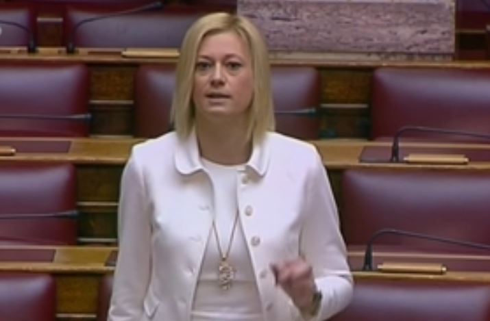 Φραστικό επεισόδιο στη Βουλή μεταξύ Ραχήλ Μακρή και Γιάννη Τραγάκη