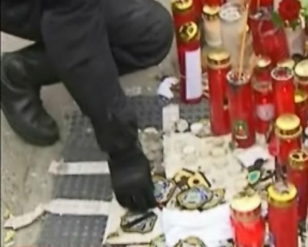 Εκατοντάδες πολίτες αποτιούν φόρο τιμής στους δύο δολοφονημένους αστυνομικούς