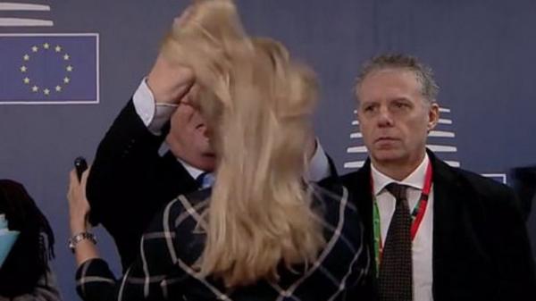 Ο Γιούνκερ την «ξεμάλλιασε» και μετά τη φίλησε