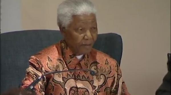 Ο Νέλσον Μαντέλα ανακοινώνει την απόσυρσή του από το δημόσιο βίο