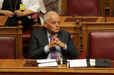 Μπλέξαν οι γραμμές Μαξίμου – Αγ.Κωνσταντίνου για το θέμα Μανιτάκη