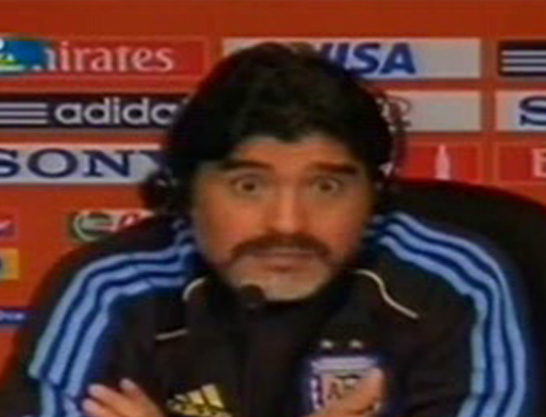 Σχολιάζοντας τον τρόπο που ο Μαραντόνα πανηγυρίζει με τους παίχτες του …