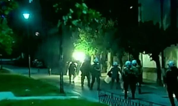 Ένταση γύρω από το Πολυτεχνείο, «πετροπόλεμος» νεαρών με τα ΜΑΤ