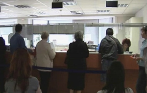 Μπαράζ μειώσεων μισθών στους εργαζόμενους των τραπεζών