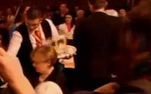 Σερβιτόρος «έλουσε» με μπύρα τη Μέρκελ