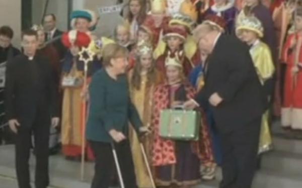 Με πατερίτσες η Ανγκελα Μέρκελ στην Καγκελαρία