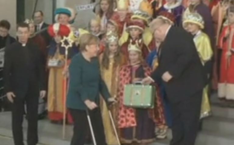 Με πατερίτσες η Ανγκελα Μέρκελ στην Καγκελαρία