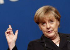 «Ανεύθυνη» η ένταξη της Ελλάδας στην Ευρωζώνη, δηλώνει η Μέρκελ