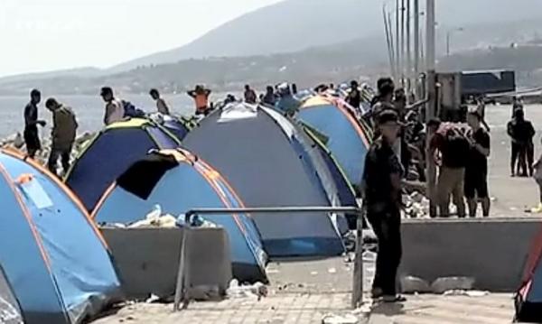 Το λιμάνι της Μυτιλήνης έχει μετατραπεί σε καταυλισμό προσφύγων και μεταναστων