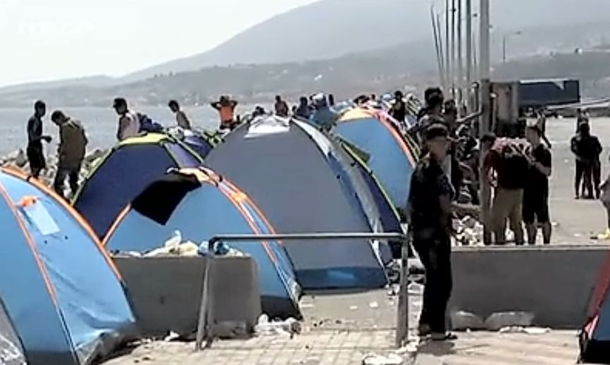 Το λιμάνι της Μυτιλήνης έχει μετατραπεί σε καταυλισμό προσφύγων και μεταναστων