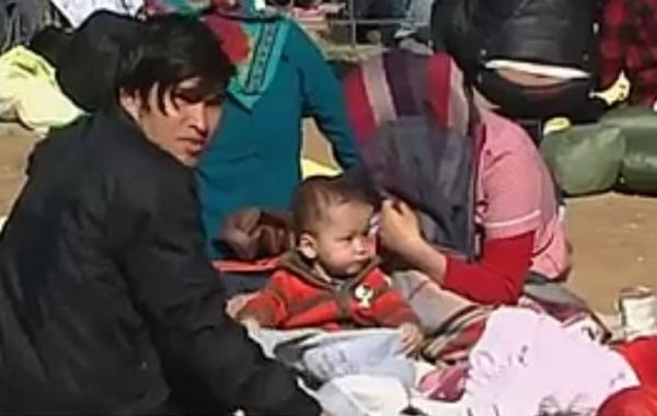 Γέμισε και πάλι πρόσφυγες η πλατεία Βικτωρίας