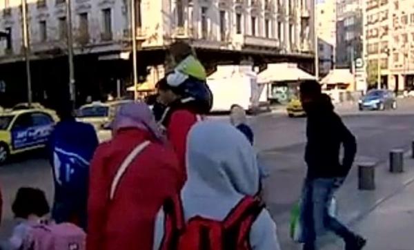 Κατά κύματα φθάνουν οι μετανάστες στον Πειραιά από τα νησιά του Αιγαίου